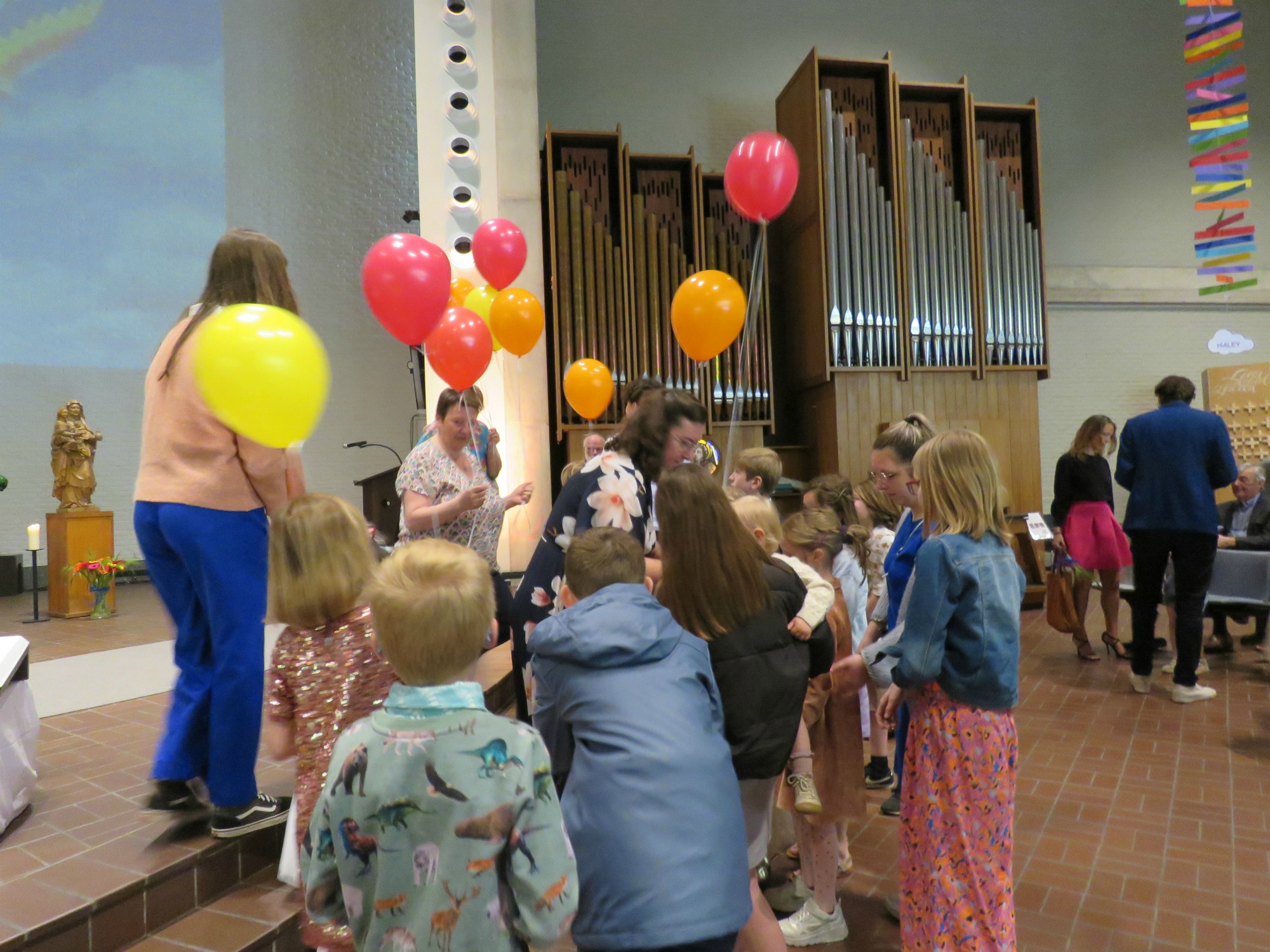 Eerste communie 2023 - Alle kinderen kregen een ballon